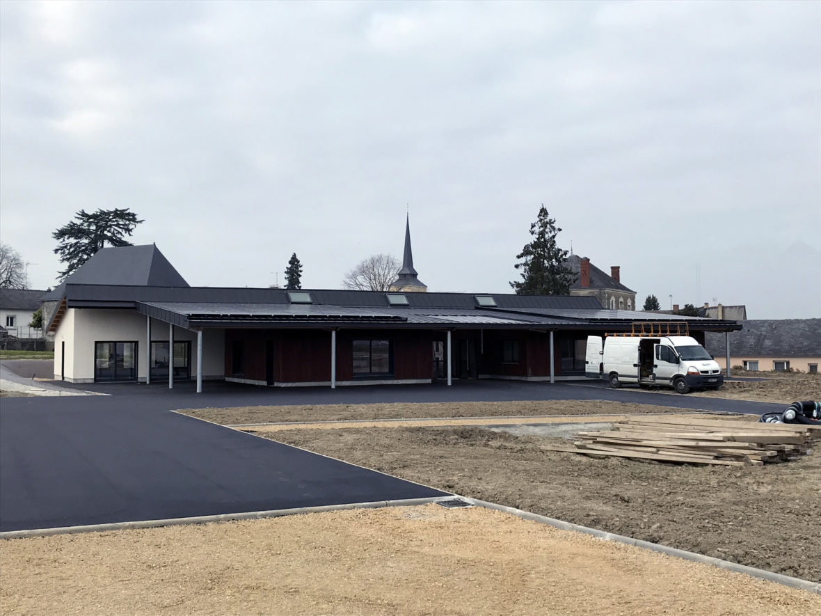 Pose de panneau photovoltaique sur préau d'une école en Mayenne Inno Watt Energie