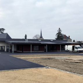 Pose de panneau photovoltaique sur préau d'une école en Mayenne Inno Watt Energie