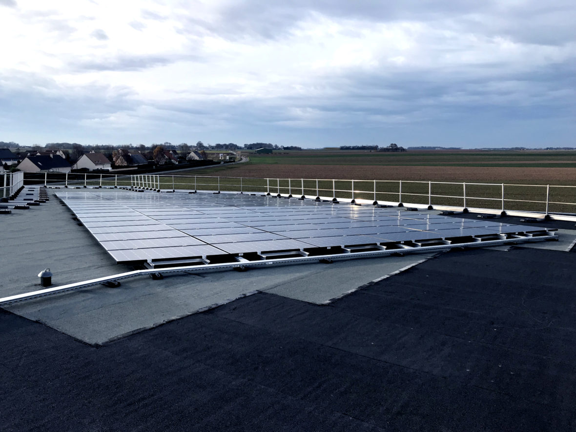 Pose de panneau photovoltaique sur toit batiment d'une piscine à Douvres 14 par Inno Watt Energie