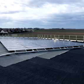 Pose de panneau photovoltaique sur toit batiment d'une piscine à Douvres 14 par Inno Watt Energie