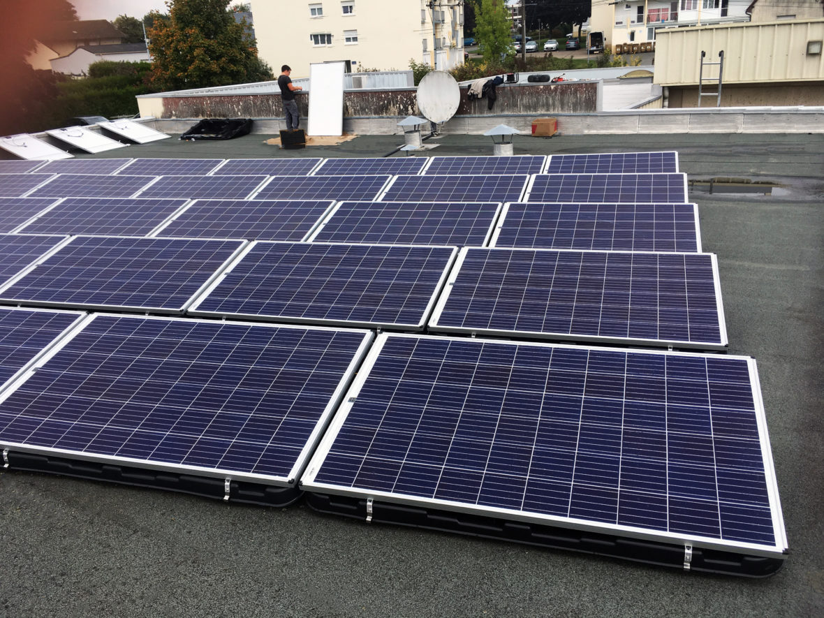 Panneau photovoltaique sur toit batiment à Vilaines la Juhel en Mayenne inno watt energie